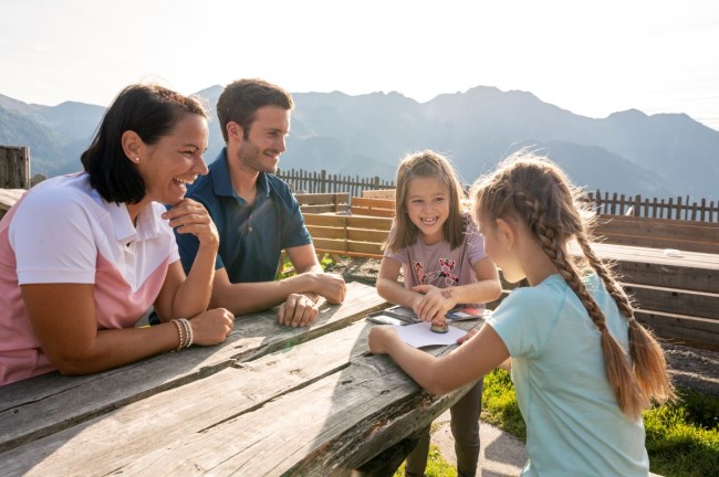Kinder beim Sticker sammeln auf der Alm © TVB Großarltal/Lorenz Masser