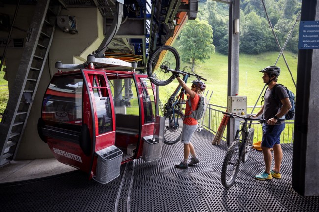 Bikeschaukel Großarltal-Dorgastein beim Einsteigen in die Gipfelbahn Fulseck © Salzburgerland Heiko Mandl