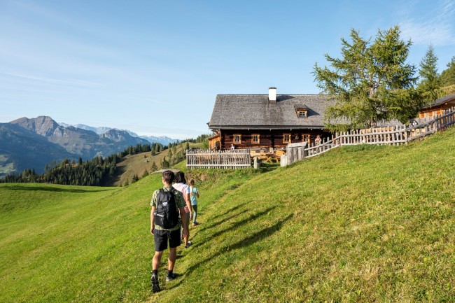 Familie wandert zu Bichlalm &copy; Lorenz Masser