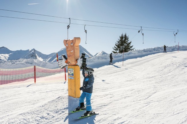 Die Skifahrer mit den Ski auf den Schultern im Skigebiet &copy; TVB Gro&szlig;arltal/Lorenz Masser