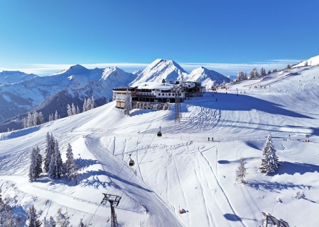 Einkehr auf der Skihütte mit wunderschönem Blick auf die umliegenden Berge © TVB Großarltal/Lorenz Masser